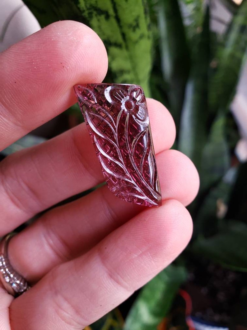 Beautiful Carved Tourmaline crystal. Deeper red colors. 15 cts. 29mm x 14mm. Tourmaline specimen. Jewelry making, collectable. Flower